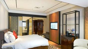 Peti besi dalam bilik, meja, langsir/tirai gelap terus, kalis bunyi