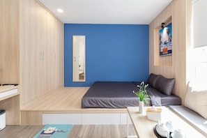 Minibar, escritorio, espacio para trabajar con laptop y insonorización 