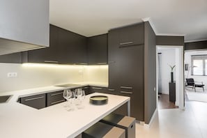 Kjøleskap, mikrobølgeovn, ovn og oppvaskmaskin