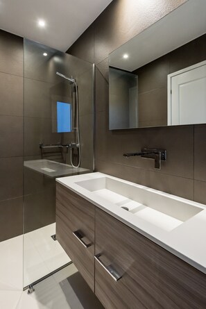 Shower, hair dryer, soap, shampoo - Executive 2 bdr Suite in Plaka - Acropolis view (Athens)