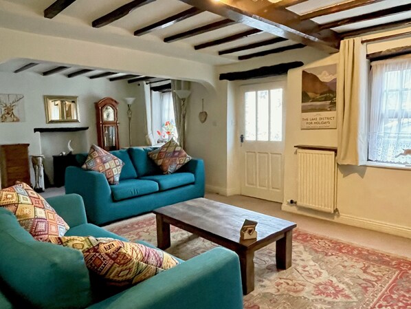 Smart TV, fireplace, DVD player, books