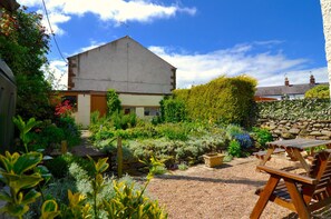 Outdoor dining - Dunkeld Cottage - ideal for touring the Lake District National Park! WiFi. (Penrith, Cumbria)