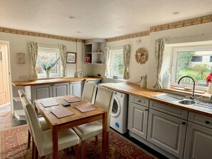 Fridge, microwave, oven, stovetop - Dunkeld Cottage - ideal for touring the Lake District National Park! WiFi. (Penrith, Cumbria)