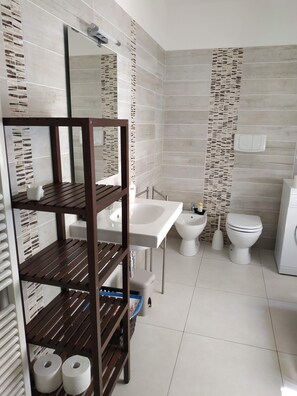 Douche, séchoir à cheveux, bidet, serviettes fournies