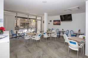 0-inch flat-screen TV with satellite channels, TV - Hostal El Mercat (Villajoyosa)