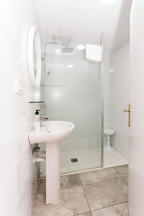 Apartment with terrace | Bathroom | Shower, free toiletries, hair dryer, towels - Hostal El Mercat (Villajoyosa)