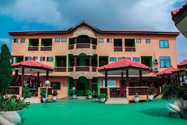 Fachada de la propiedad