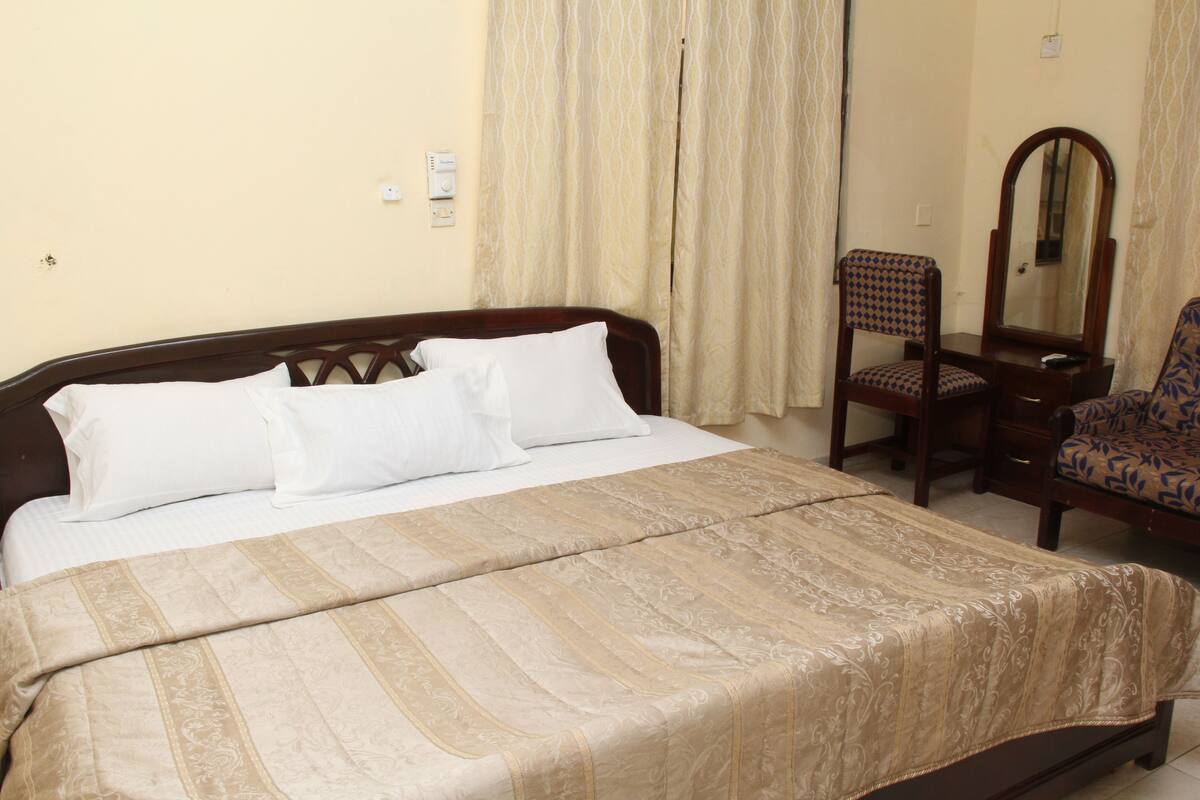 Ropa de cama de alta calidad, escritorio, wifi gratis y ropa de cama