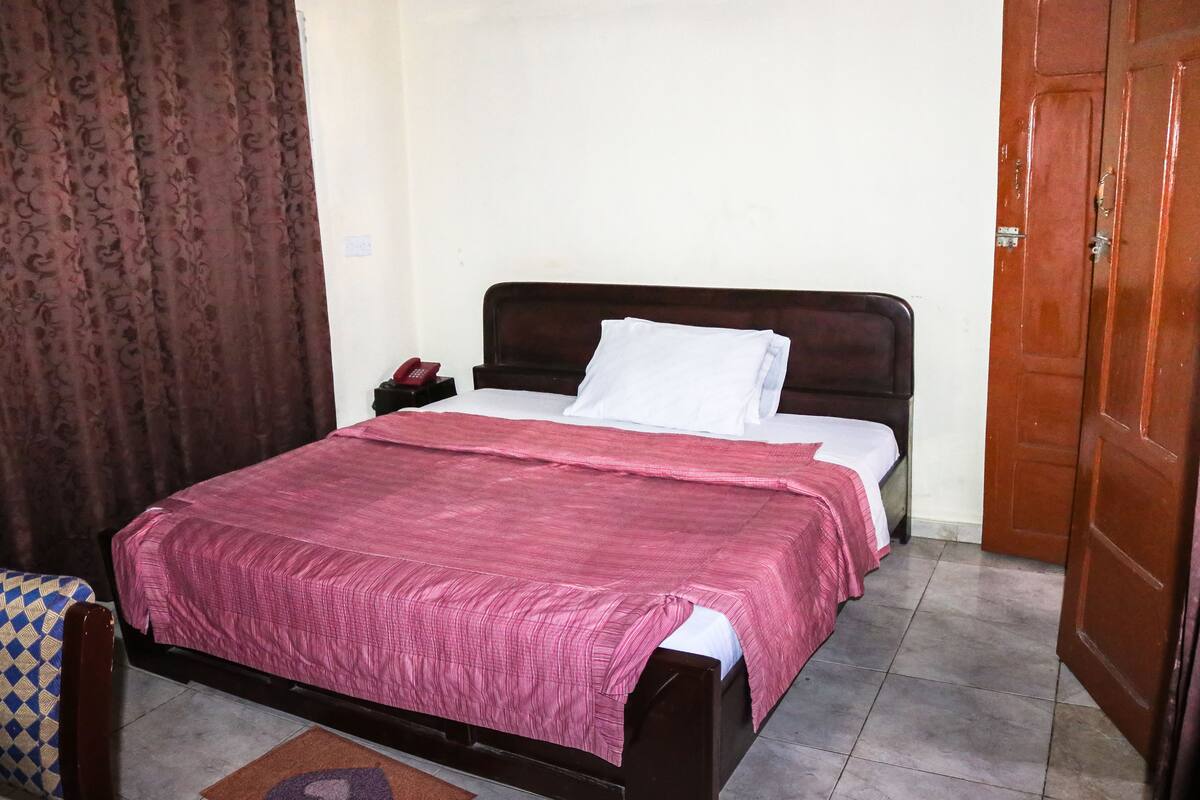 Ropa de cama de alta calidad, escritorio, wifi gratis y ropa de cama