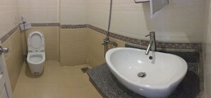 Een douche, gratis toiletartikelen, een haardroger, pantoffels