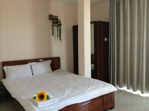 Escritorio, cortinas blackout y wifi gratis