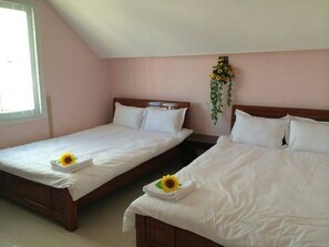 Desk, blackout curtains, free WiFi - Nguyen Minh Hostel (Da Lat)