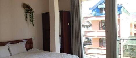 Una scrivania, tende oscuranti, Wi-Fi gratuito