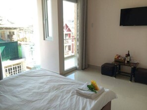 Desk, blackout curtains, free WiFi - Nguyen Minh Hostel (Da Lat)
