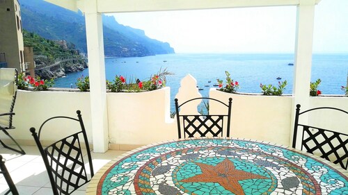 The small castle of the Moors II°, private access to sea, lift, parking