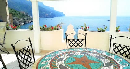 The small castle of the Moors II°, private access to sea, lift, parking