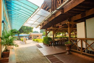 2 restaurantes, se sirve almuerzo 