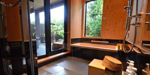 Executive-Vierbettzimmer, 2 Schlafzimmer, Nichtraucher (House, Kaede) | Badezimmer | Badewanne und Dusche (separat), Komfortbadewanne