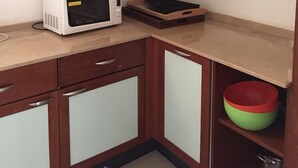 ثلاجة/مجمد بحجم كبير، ميكروويف (عند الطلب)، غلّاية كهربائية