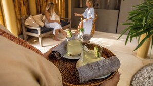A room with a wicker tray holding glasses of a beverage, a woven mat, and a towel. - Slow Private Pool Villas (Gili Air)