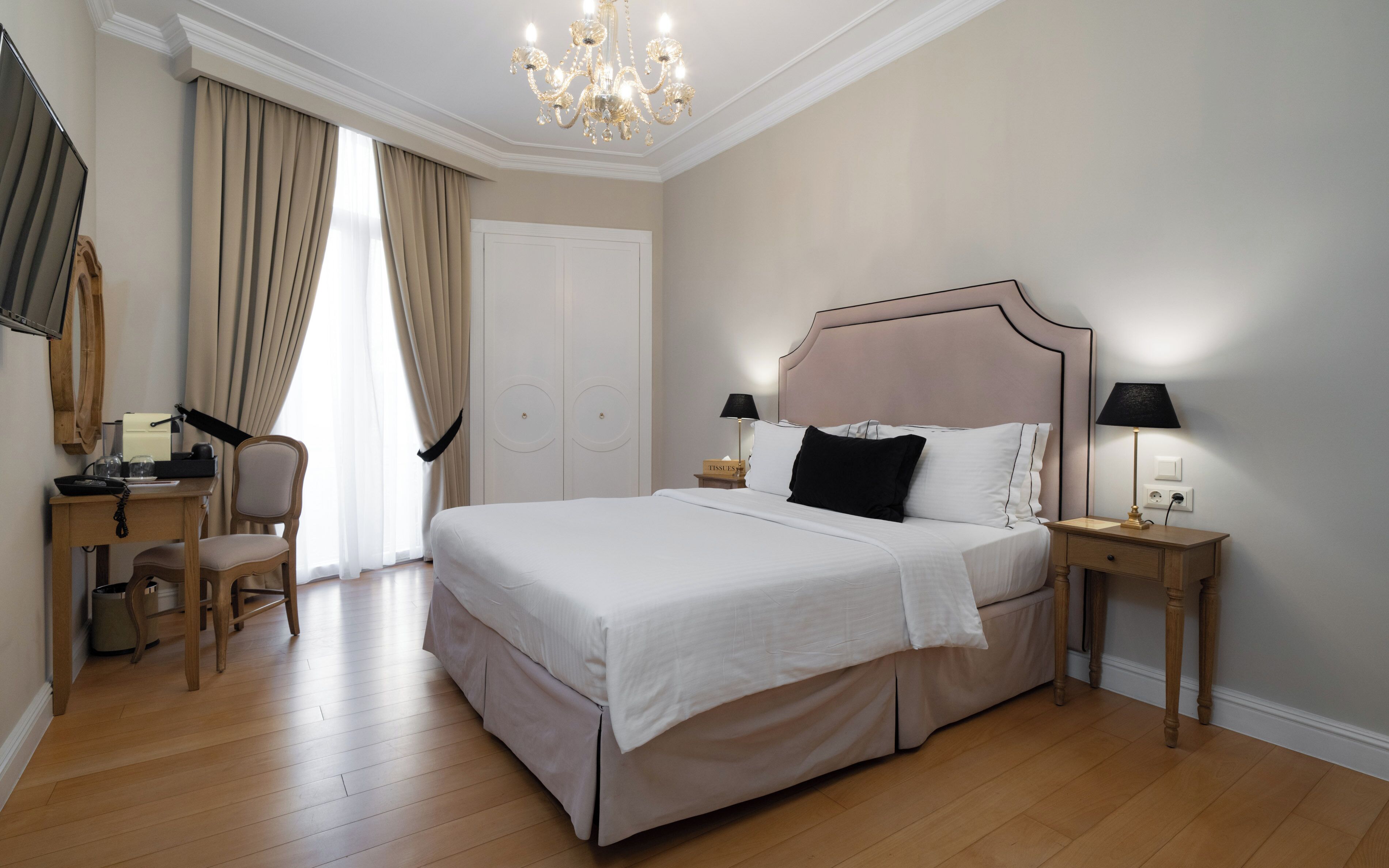 Rom – classic | Sengetøy av topp kvalitet, minibar, safe på rommet og skrivebord