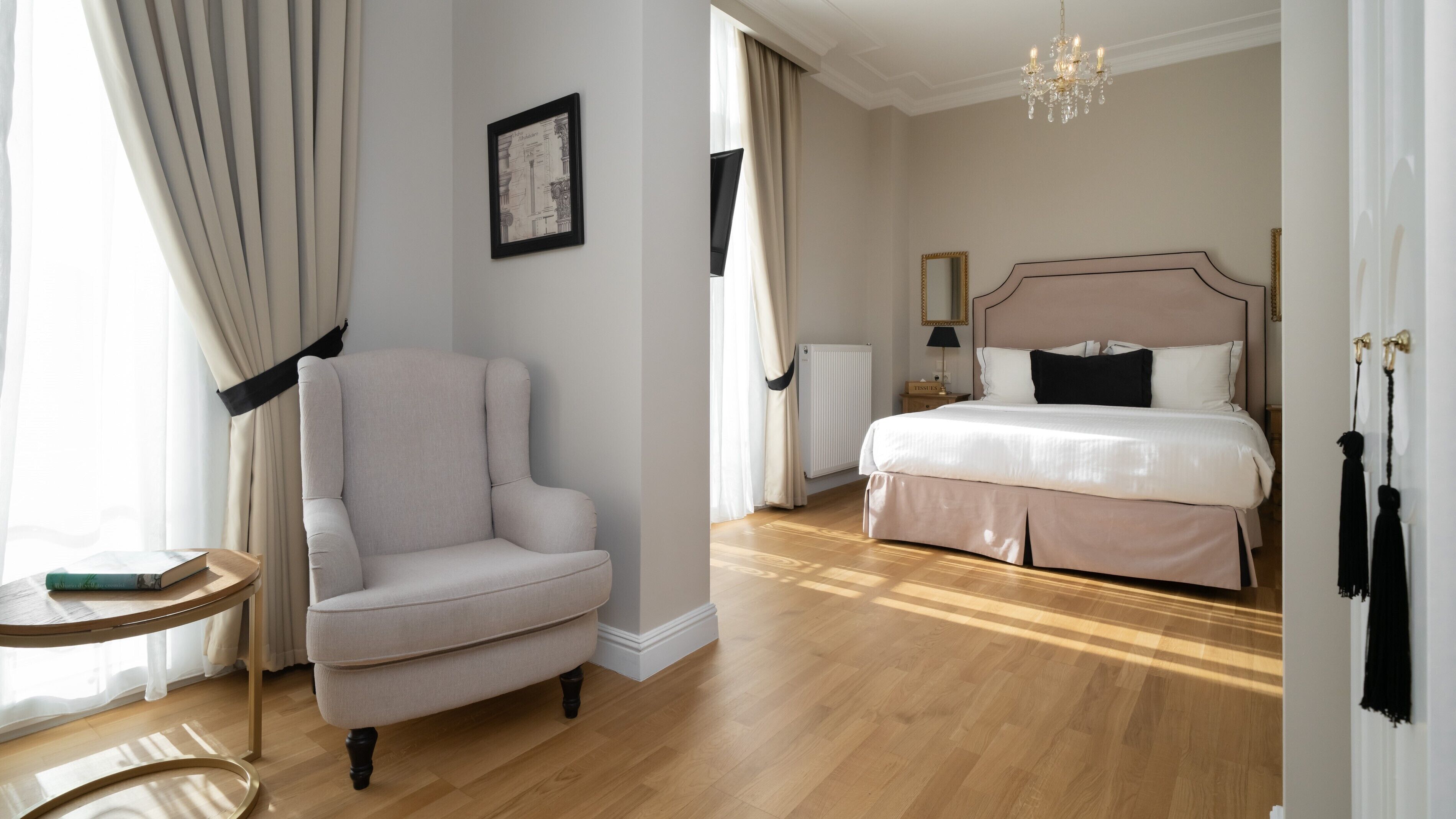 Rom – superior | Sengetøy av topp kvalitet, minibar, safe på rommet og skrivebord