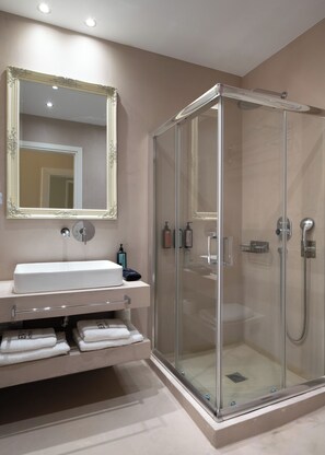 Deluxe Suite | Bộ đồ giường cao cấp, minibar, két bảo mật tại phòng, bàn 
