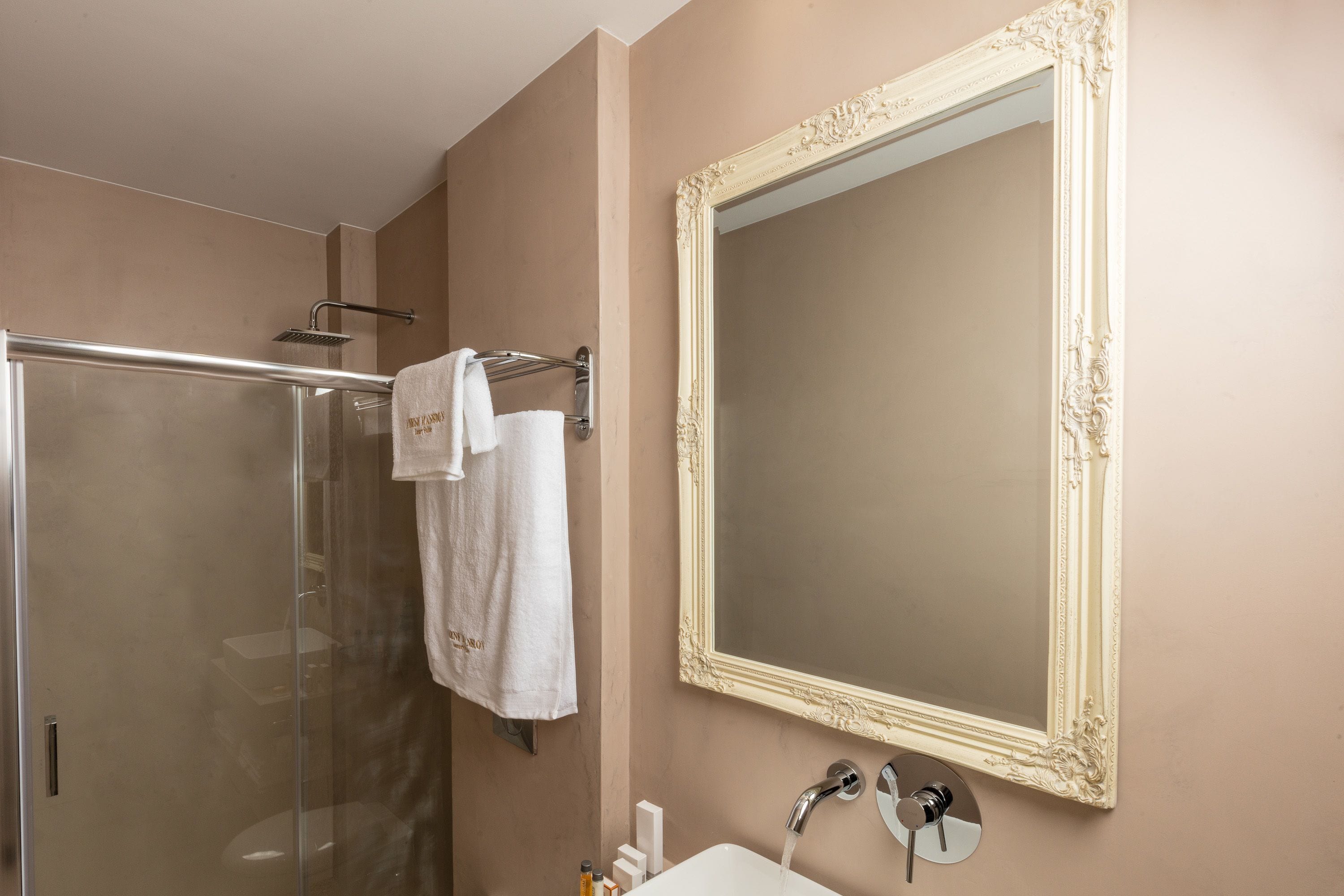 shower, rainfall showerhead, free toiletries, hair dryer