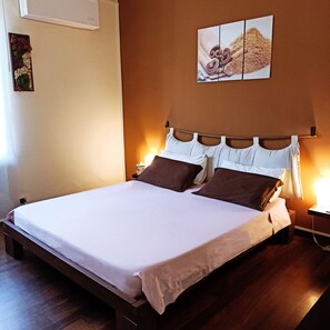 Edredones de plumas, minibar, caja fuerte y escritorio