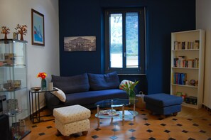 Apartamento Confort | Zona de estar | Una televisión de pantalla plana, una tableta, servicios de streaming