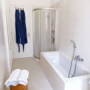Shower, free toiletries, hair dryer, bathrobes - Colazione da Augusta (Turin)