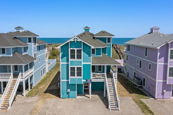 Une rangée de maisons de plage offrant une vue dégagée sur l’océan.