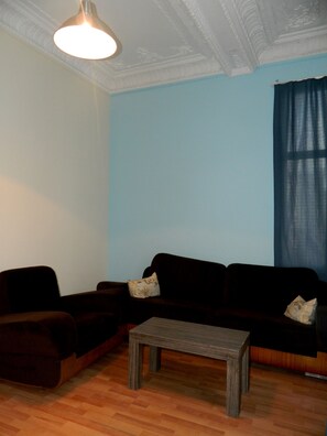 Fourth Floor 2 Bedroom Apartment  | 客厅 | 液晶电视