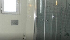 2 Bedroom Saloon with balcony  | 浴室 | 淋浴设施、吹风机、毛巾