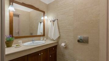 House | Bathroom | Shower, free toiletries, hair dryer, towels