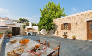 Outdoor dining - Rodia House (Rhodes)