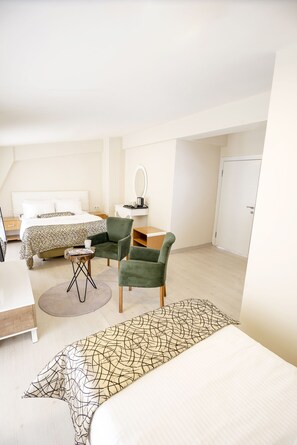 Romantic Suite, Balcony | Minibar, desk, laptop workspace, soundproofing - The Corner Inn Hotel Suit (Eskisehir)