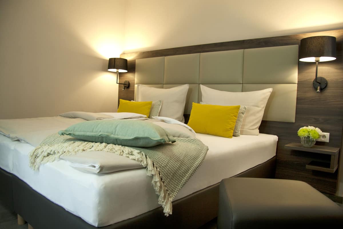 in-room safe, desk, laptop workspace, blackout curtains
