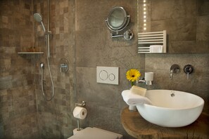 Deluxe Double or Twin Room | Bathroom