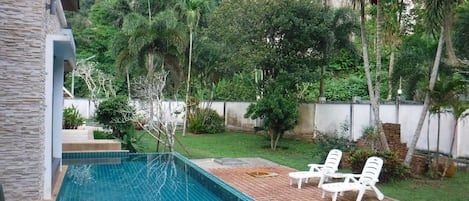 Piscina all'aperto, lettini