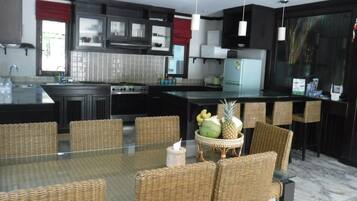 Villa | Dineren in de kamer