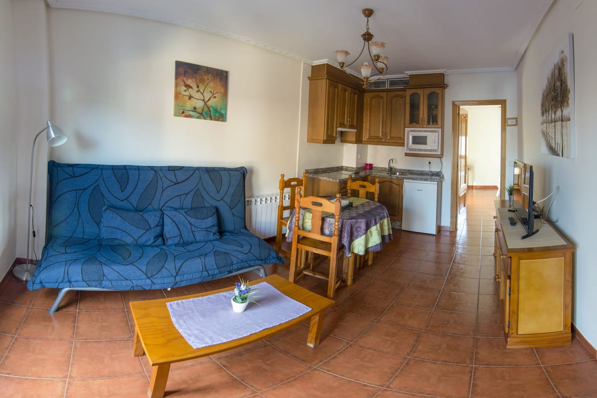 Familie appartement, 1 slaapkamer, balkon (3 Pax) | Woonruimte | Een 32-inch flatscreentelevisie met digitale zenders en een televisie
