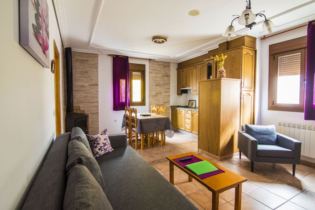 Traditioneel appartement, 2 slaapkamers, open haard, op benedenverdieping (4 Pax) | Woonruimte | Een 32-inch flatscreentelevisie met digitale zenders en een televisie