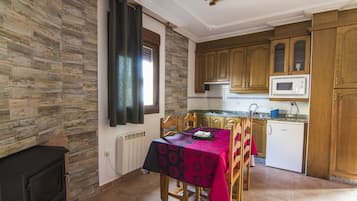 Appartement Confort, 2 chambres, cheminée (4 Pax) | Cuisine privée | Mini réfrigérateur, micro-ondes, plaque de cuisson, cafetiÚre/bouilloire