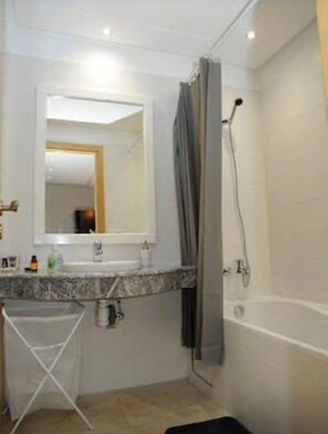 Apartment | Badezimmer | Dusche, Handtücher