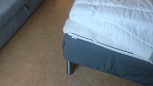 Une chambre d’hôtel équipée d’un lit, d’un canapé, d’un bureau et d’un réfrigérateur.