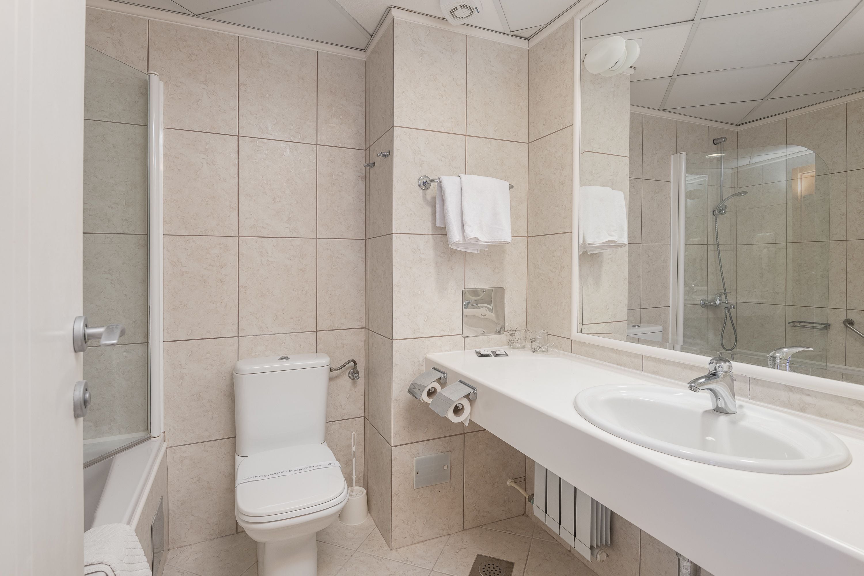 Ein modernes Badezimmer mit Toilette, Waschbecken und Dusche.