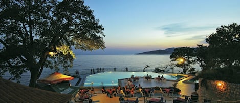 Outdoor pool, sun loungers