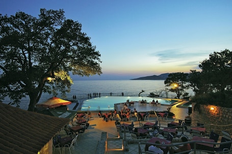 Outdoor pool, pool loungers. Hotel Villas Plat