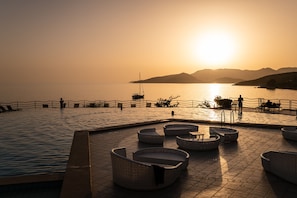 Piscine extérieure, chaises longues